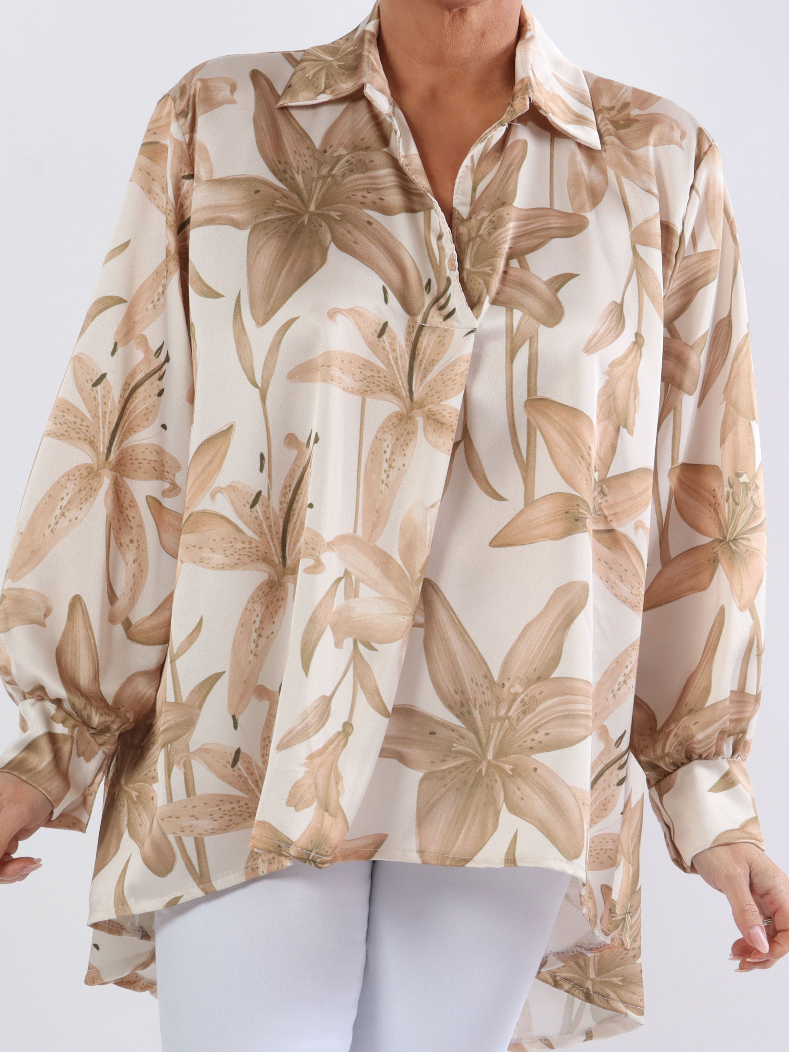 Paradise - Sød plus size skjorte i silkelook med liljemotiver